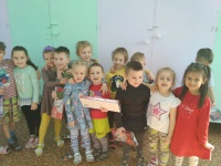 Девчонки группы «Гномики» поздравили мальчиков с праздником 23 февраля, вручили им памятные подарки, и изготовили поделки своими руками.